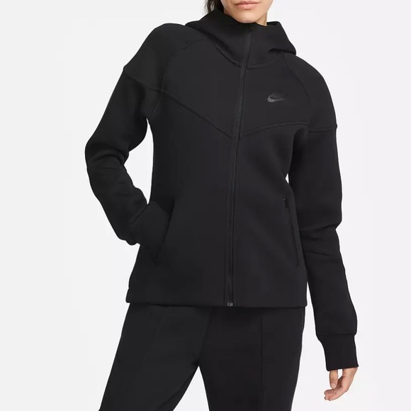 Nike Tops - •SOLD•